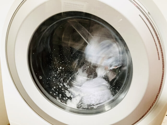 ドラム式洗濯機が洗濯をしている様子