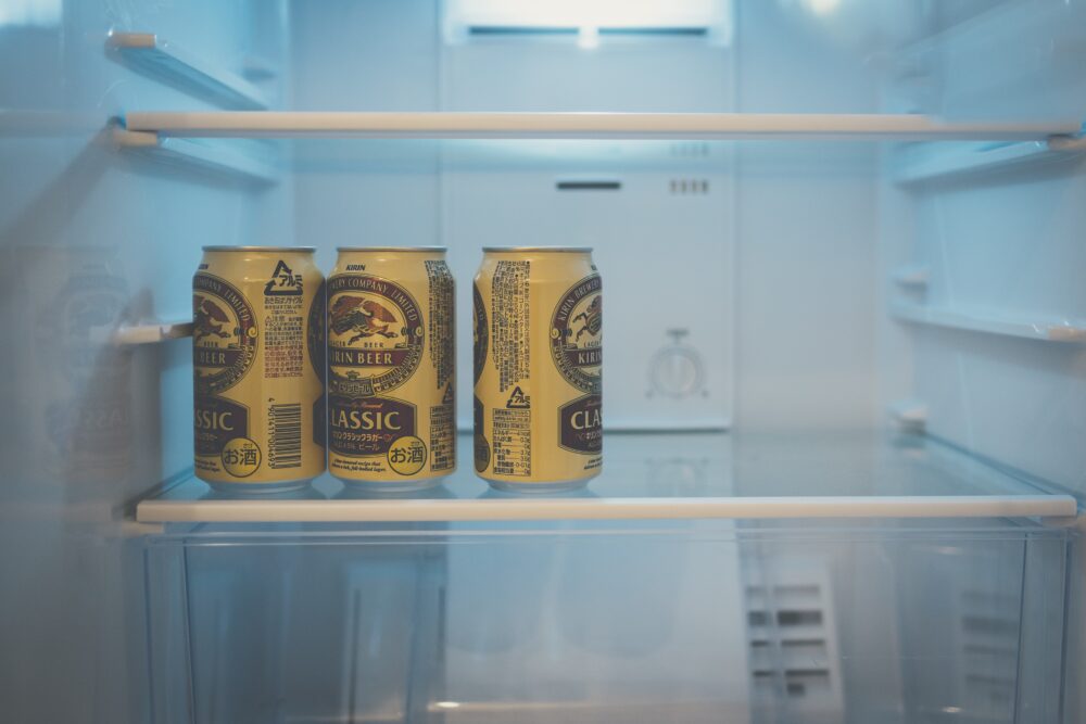 冷えたビールの入った冷蔵庫
