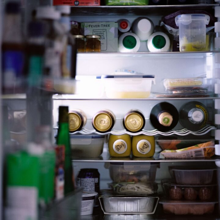 食品がたくさん入っている冷蔵庫

