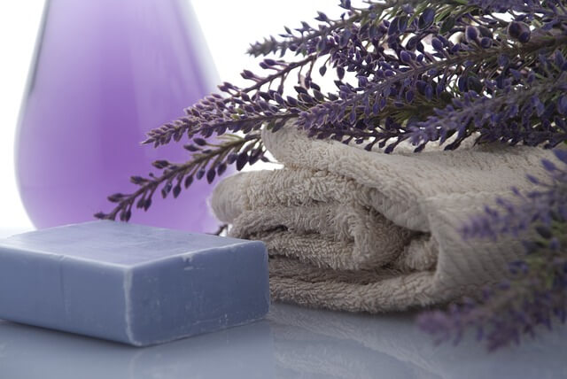 紫色の石鹸とラベンダー