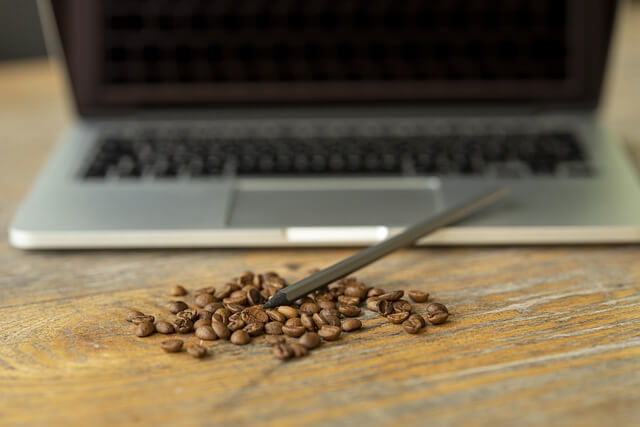 ノートパソコンとコーヒー豆