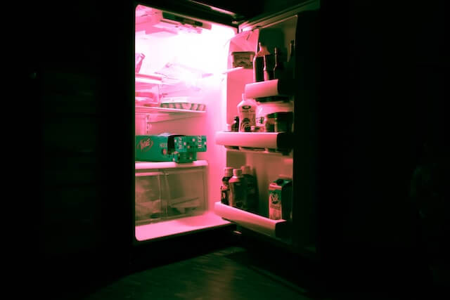 冷蔵庫の中身が暗い部屋で撮られている