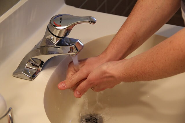 洗面所で手を洗う